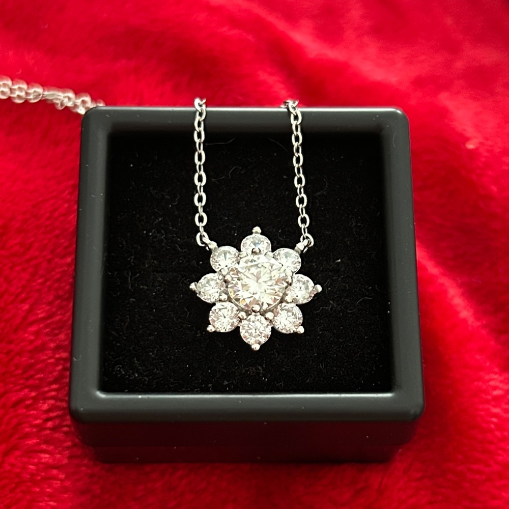Luxury Moissanite Diamond Floral Pendant Necklace